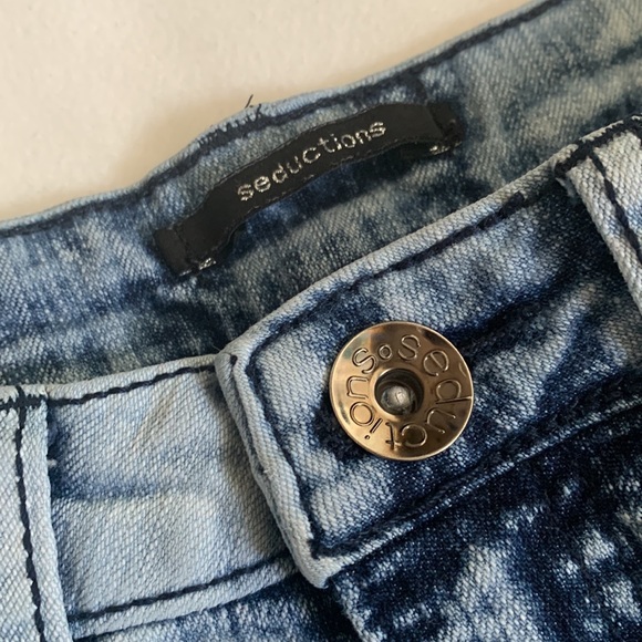 ‼️SOLD‼️ 3/$15 Distressed Jean Shorts size S - Picture 3 of 5